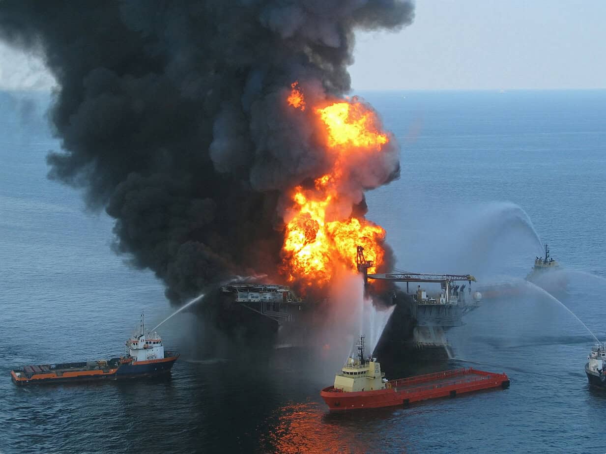 1280px-Deepwater_Horizon_offshore_drilling_unit_on_fire_2010