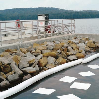 oil-spill-cleanup-absorbent-booms