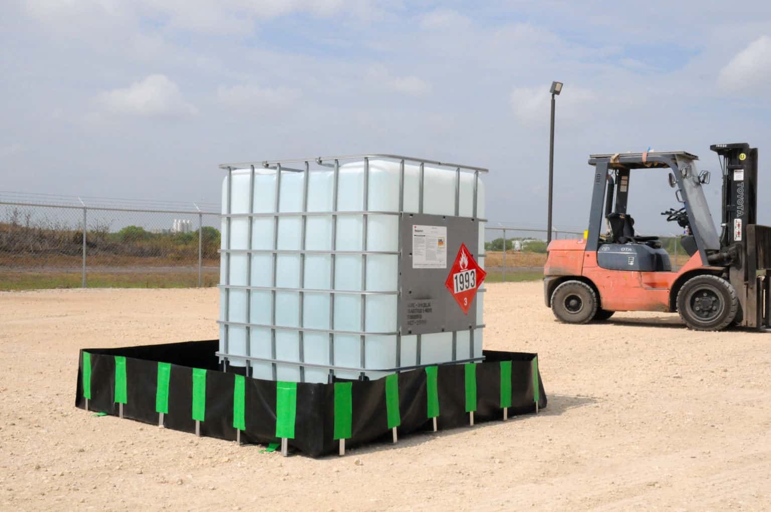 Aluminum Bracket Containment Berm 12x30' - manufacturer product image 3