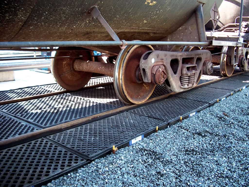Railroad Track Pan Side and Center Grate without Stormwater Feature Cutout (Poly Model) - manufacturer product image 1